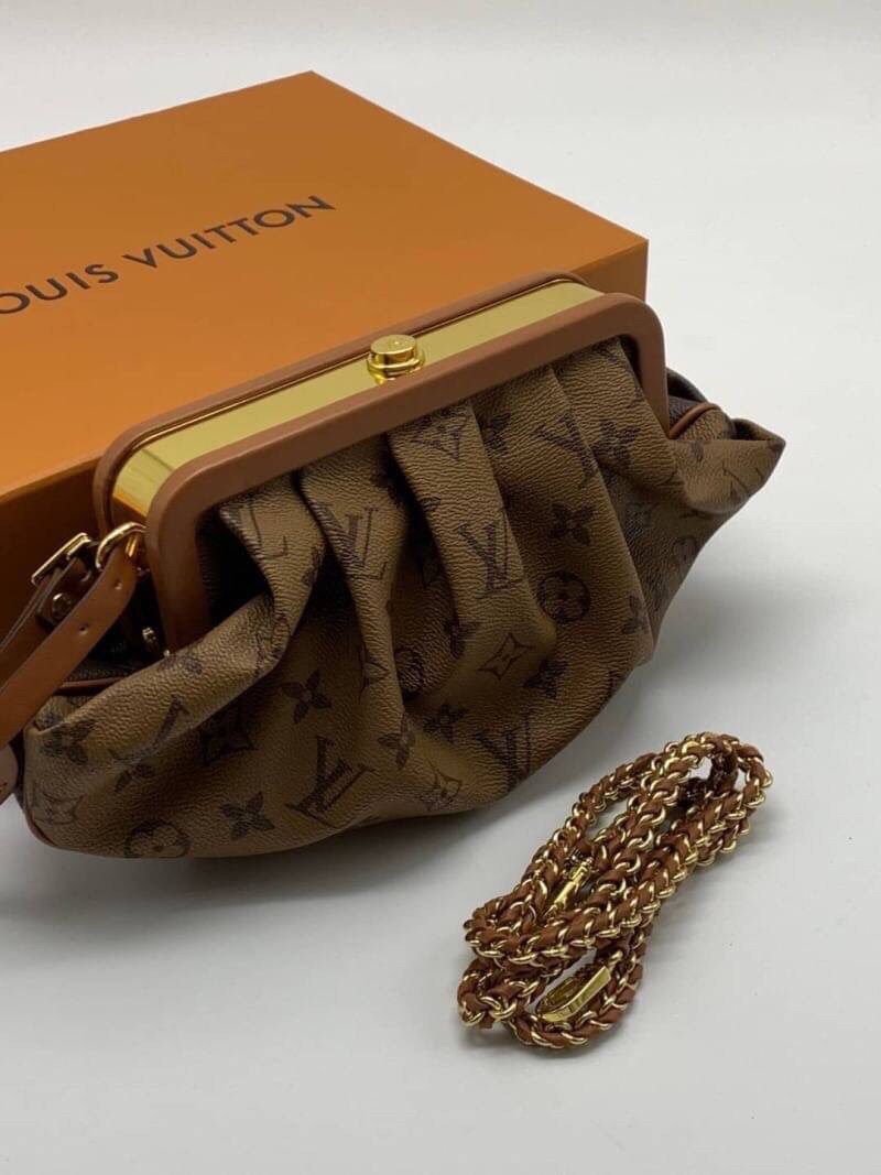 VIP GIFT 】หนังแท้ LOUIS VUITTON Boursicot EW Monogram Canvas กระเป๋าที่ดูโดดเด่นที่สุดในแฟชั่นโชว์ Louis Vuitton Spring-Summer 2020 กระเป๋า Boursicot ใบนี้เป็นการออกแบบสไตล์ Vintage-Inspired ที่ไม่ซ้ำใคร กระเป๋าทำจากผ้าแคนวาสลายโมโนแกรมที่เป็นเอกลักษณ์ของ