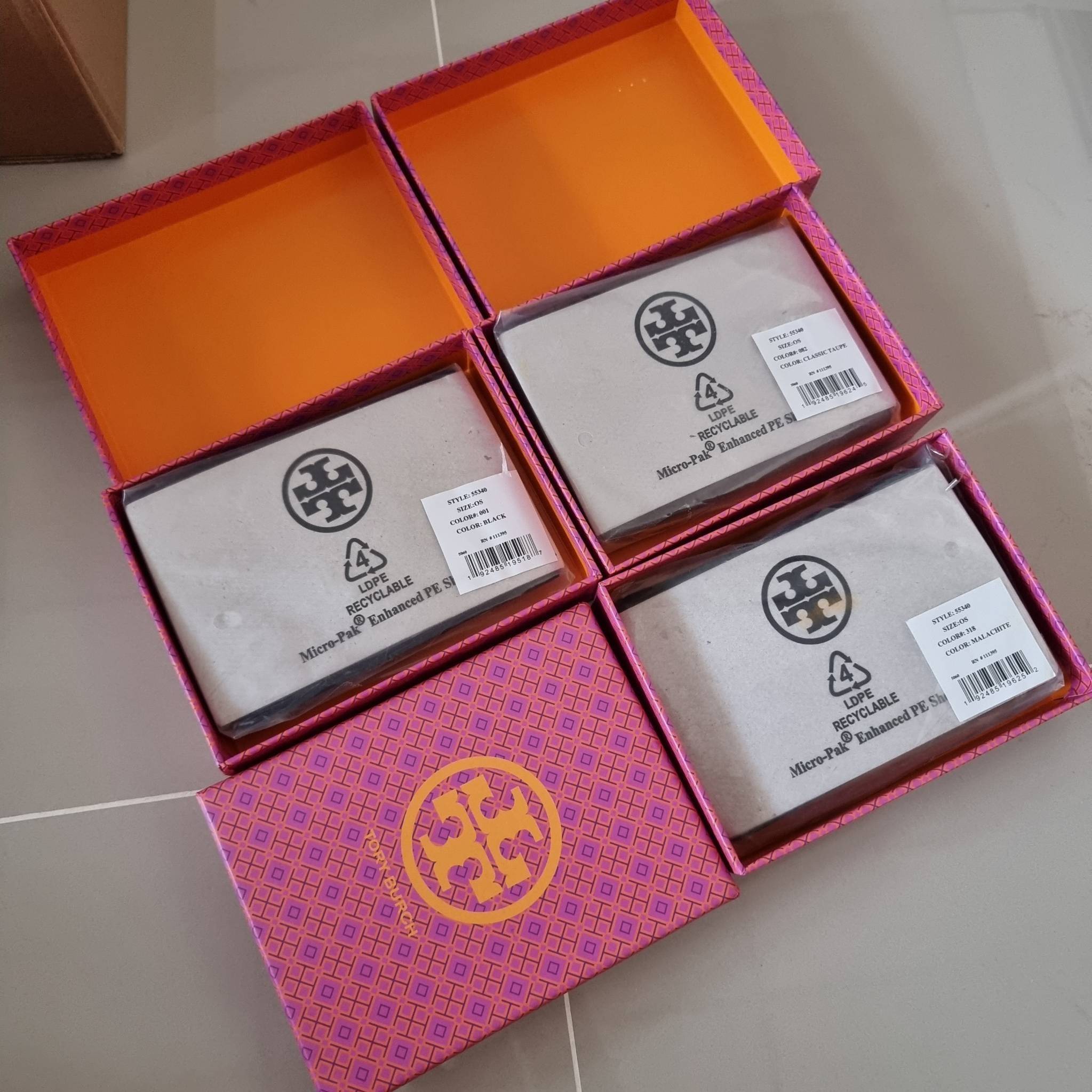 TORY BURCH KIRA MIXED MATERIALS MEDIUM FLAP WALLET กระเป๋าสตางค์ใบกลาง รุ่นยอดนิยม ดูหรูหรา ดูแพง ดีไซน์คลาสสิค ขนาดกำลังพอเหมาะ