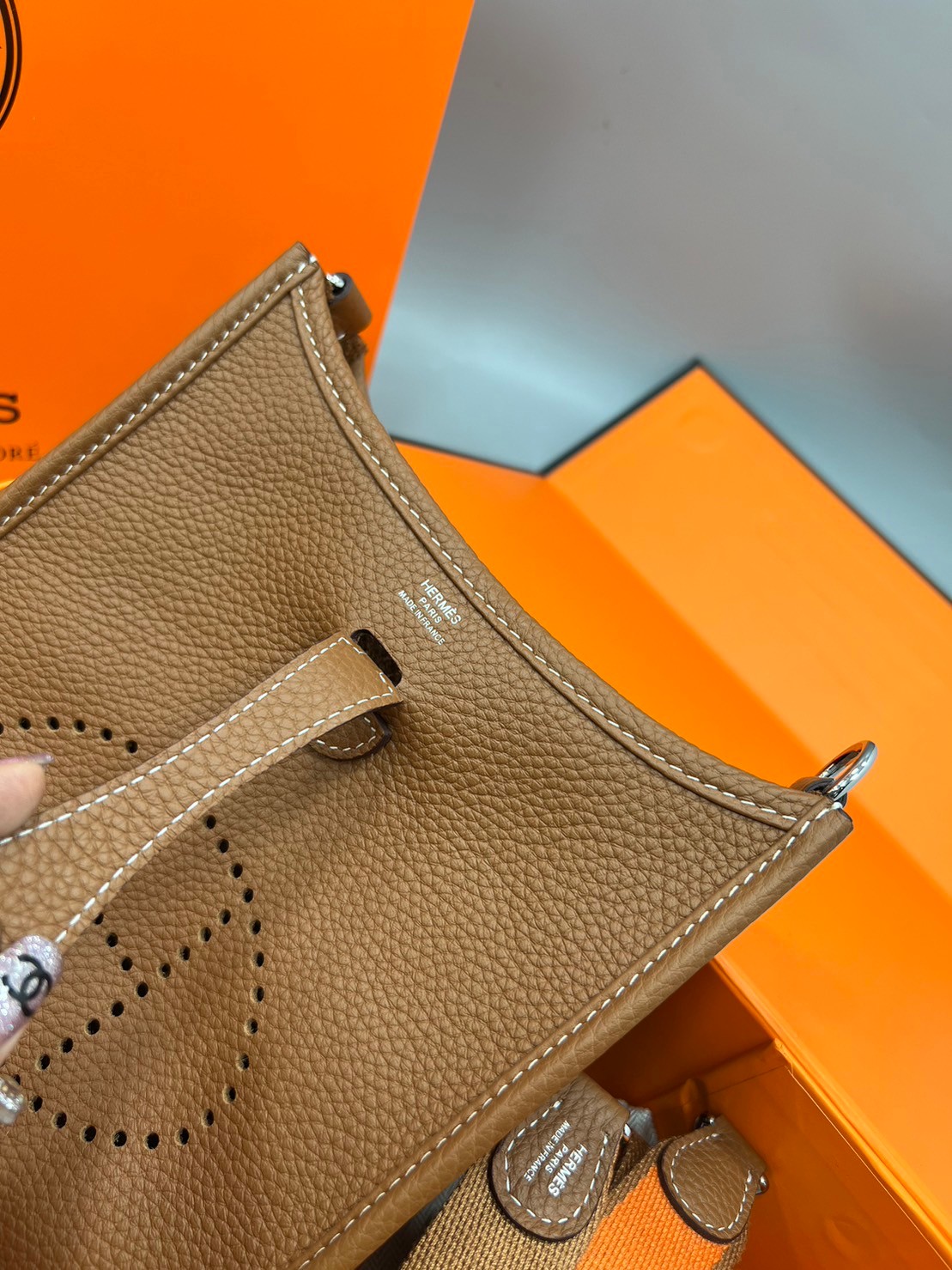 HERMES evelyne mini bag Luxury Bag กระเป๋าสะพายแบรนด์ดัง แบรนด์หรู คลาสสิกตลอดกาล ใช้ได้ทั้งชายหญิง ใบเดียวจบ สวยรวยปัง เกรดท็อปออริจินอล ภาพสินค้าถ่ายจากงานขายจริง ใช้งานต่างประเทศได้