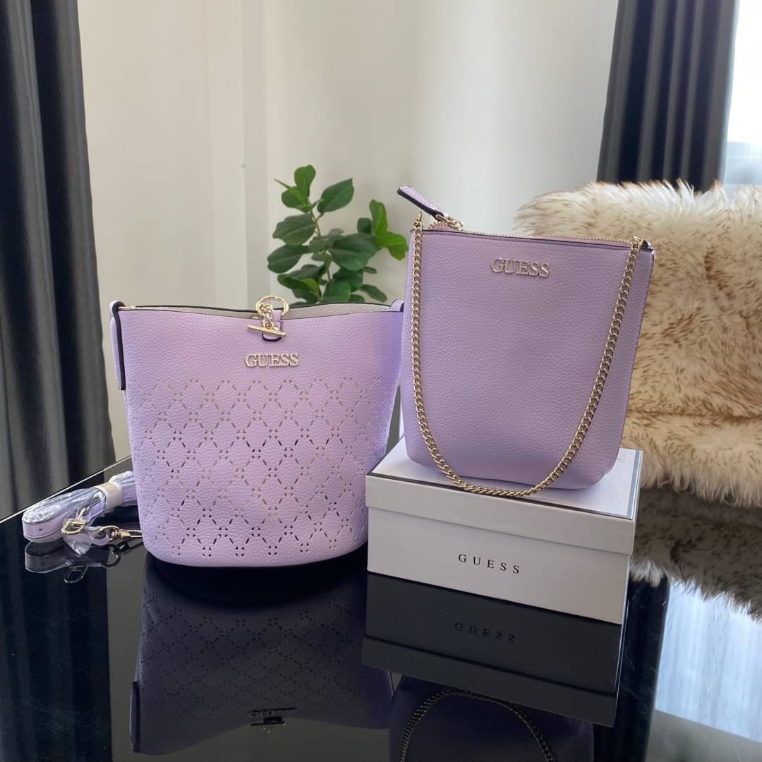 Guess Amara Bucket Handbag ซื้อ 1 ได้ถึง 2 กระเป๋ารุ่นใหม่ล่าสุดทรงถังสุดน่ารัก พิมพ์ลายรอบใบ วัสดุหนังนิ่มคุณภาพดี นิ่ม น้ำหนักเบา ด้านหน้าประดับด้วยโลโก้แบรนด์สวยโดดเด่น เปิด-ปิดด้วยด้วยตัวคล้องอะไหล่เงินสะดวกใช้ ด้านในโล่ง มีสายยาวปรับระดับได้มาให้ มาพ