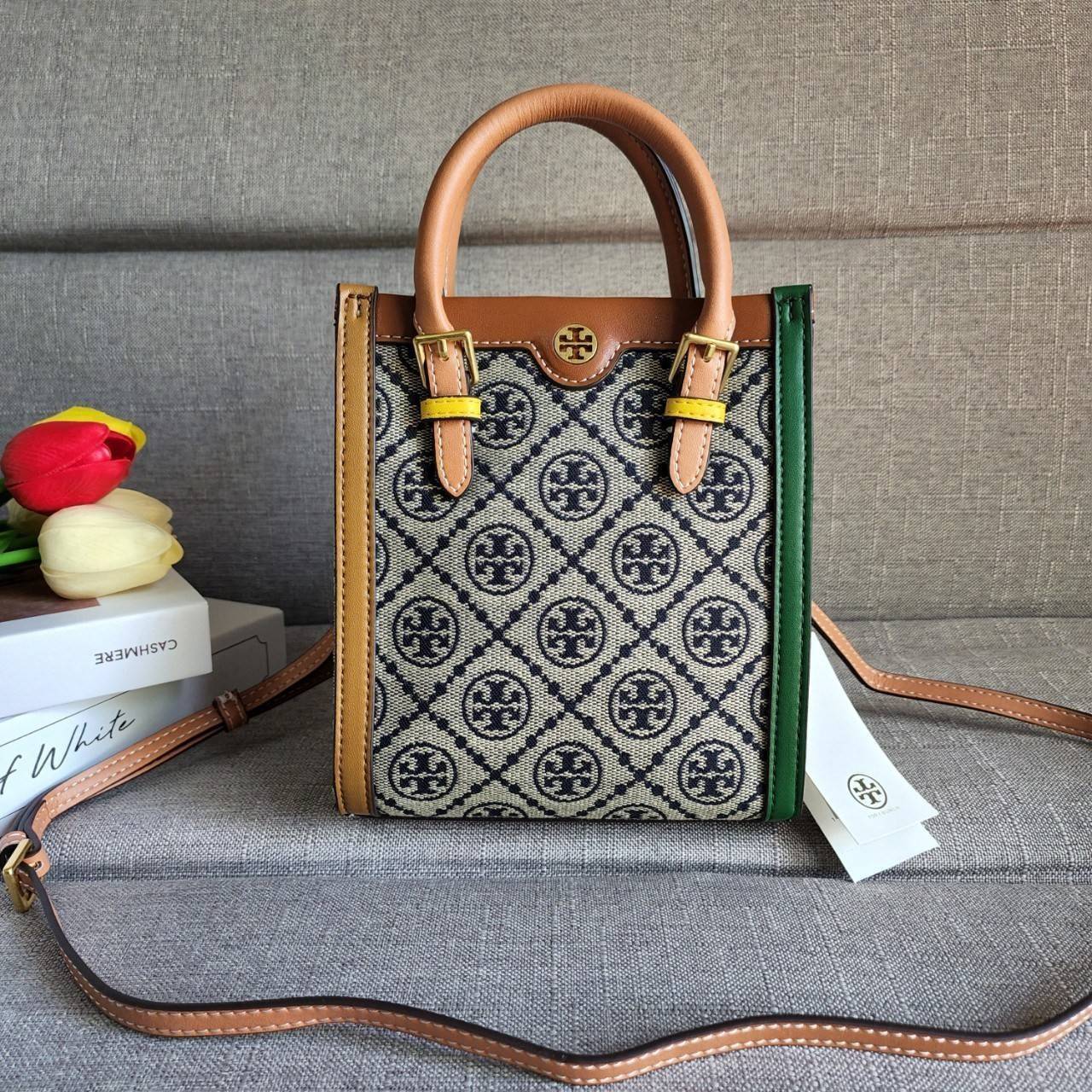 TORY BURCH T MONOGRAM COLORBlOCK JACQUARD MINI TOTE คอลเลคชั่นใหม่ล่าสุด ครอบครองก่อนใคร ไอเท็มยุคนี้รุ่นที่ควรมีติดตู้คะสาวๆ วัสดุ jacquard สลับหนังแท้ หูจับ มาพร้อมสายสะพายข้างหนังแท้ ปรับระดับได้ สายสามารถถอดออกได้ ภายในเป็นช่องโล่ง ใส่มือถือได้ กระเป๋