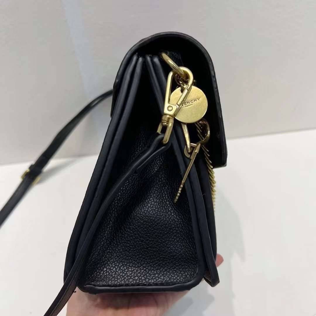 Givenchy GV3 Small Leather 25cm รุ่นยอดนิยม กระเป๋าสะพายหนัง เปิดหน้า อะไหล่ทอง งานสวยเป๊ะอะไหล่ปั้มทุกจุดสวยหรู ดูเป็นคนมีเทสดีเลยค่าา ดีไซน์คือสวยมีคลาส มีระดับสุดๆ พร้อมสายโซ่อะไหล่ทอง ละมุนตามากค่าา