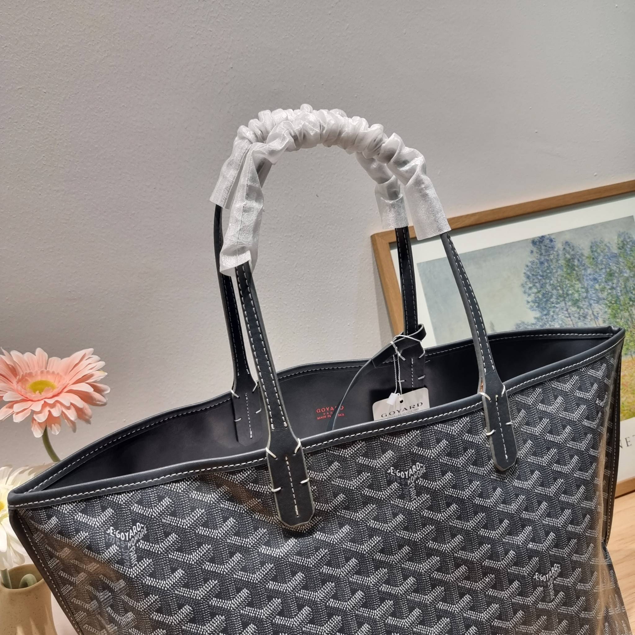 GOYARD ANJOU REVERSIBLE TOTE กระเป๋าสะพายทรงโท้ท ใบใหญ่จุใจ!! กลับด้านใช้ได้ทั้ง 2 ด้าน มาครบสีขายดี เลิศทุกสี รูปทรงคลาสสิค ดีไซน์เป็นเอกลักษณ์ ใช้งานได้หลากหลาย สามารถกลับด้านใช้ได้แบบไม่มีเบื่อ วัสดุหนังแคนวาสพิมพ์ลายสวยคม