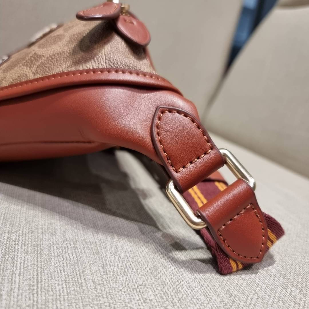 COACH C6678 LEAGUE BELT BAG IN SIGNATURE CANVAS WITH VARSITY PATCHES กระเป๋าคาดอกไซส์ใหญ่ คอลเลคชั่นที่ฮอตไม่เลิก กับดีไซน์สกีเรทโทร วินเทจ ขนาดสะพายกำลังเท่ คูลๆ ใช้งานง่าย ได้ทั้งหนุ่มๆและสาวๆ โดดเด่นด้วยแพทช์ที่สวยไม่ซ้ำใคร วัสดุหนังแคนวาสเคลือบลายสลับ