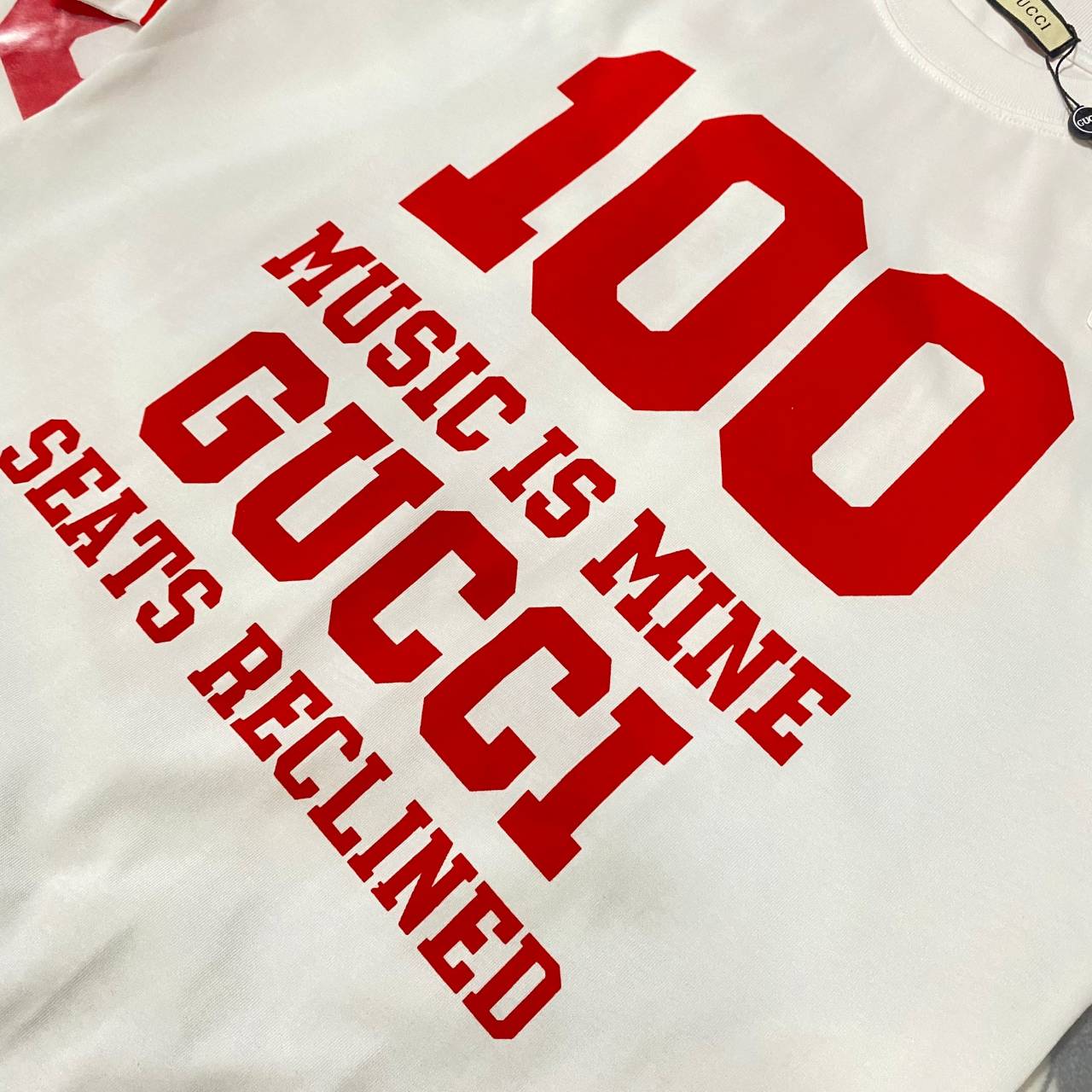 Gucci T-Shirt ภาพสินค้าจริง พร้อมส่งที่ไทย 100ปี Collection สวยยบาดใจ ผ้าเด้งงง นุ่ม ลื่นน ต้องมี !!ดาวิยังใส่ค้า เป๊ะสุดจริงๆ เสื้อยืด งานน่ารักมาก ผ้าเด้งใส่สบายมากกกก ห้ามพลาดเลยนะคะ ใส่สบายสุดๆ