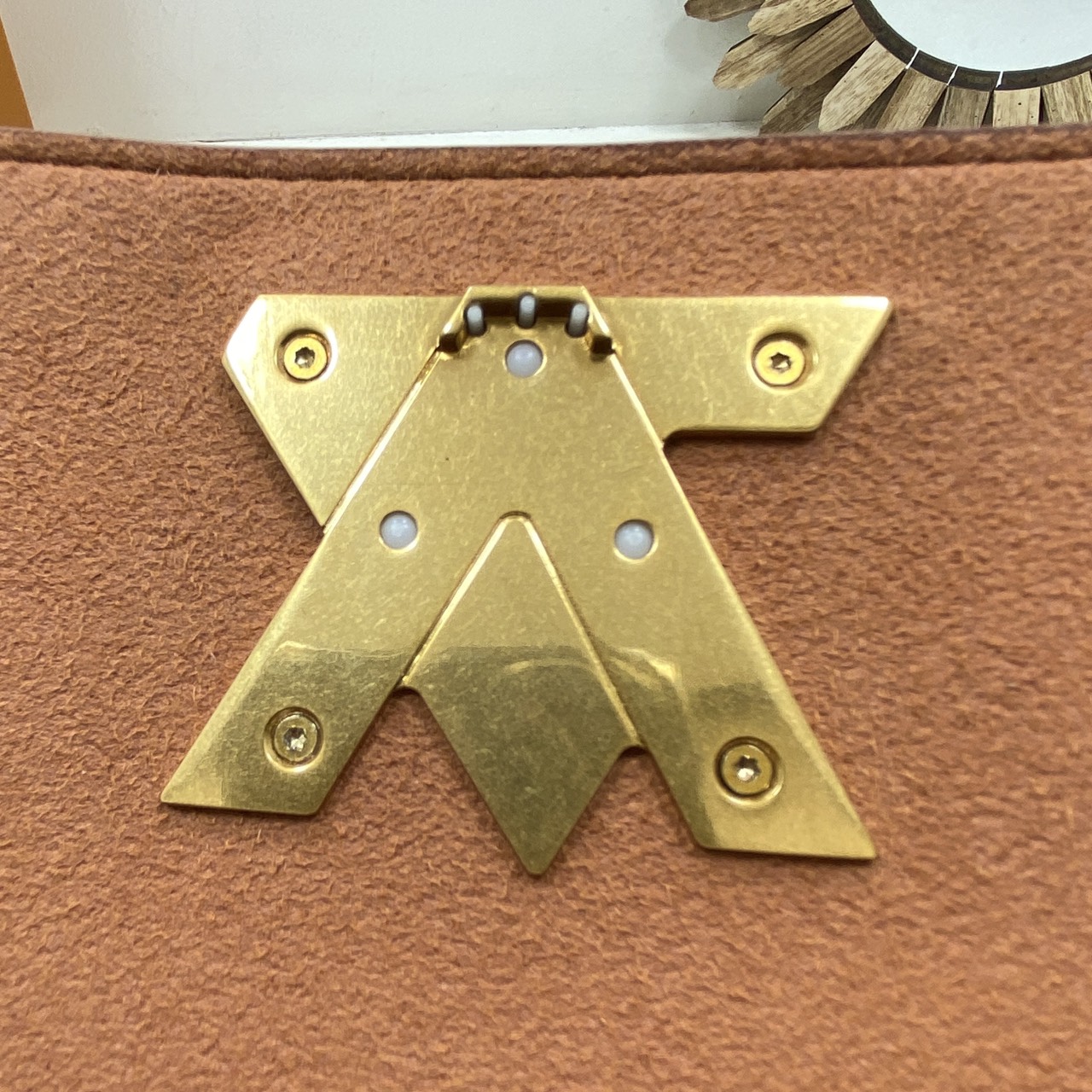 TOP ORI หนังแท้ | เกรดดีสุด LV Soft Twist Handbag กระเป๋าถือสุดไอคอนิก ถือเป็นกระเป๋าคู่ใจที่สมบูรณ์แบบสำหรับทุกวัน