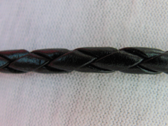 สินค้าหมดค่ะ จี้กังหัน4ใบสีทองล้อมเพชรเสริมดวงพร้อมสร้อยคอหนังถักเปียสีดำค่ะ