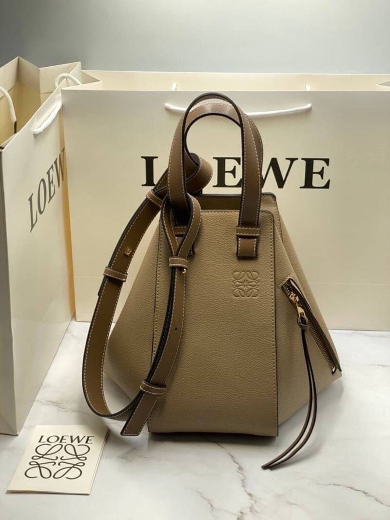 VIP GIFT 】หนังแท้ Loewe Small Hammock bag in pebble grain calfskin A multifunctional bag with supple side panels that release to change its shape. Looped straps allow the bag to be worn in multiple ways. This small version is in pebble grain calfskin.