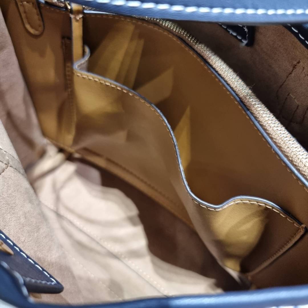 TORY BURCH PERRY MONOGRAM JACQUARD SMALL TRIPLE COMPARTMENT TOTE กระเป๋าโท้ท ไซส์เล็ก ลายโมโนแกรมสุดฮิต ปังไม่หยุดจริงๆ ขนาดกำลังสวย มาพร้อมหูจับในตัว และสายสะพายที่ปรับใช้ได้ไม่มีเบื่อ วัสดุผ้า jacquard ทักทอลาย ตัดขอบด้วยหนังแท้ ปากกระเป๋ามีกระดุมแม่เหล