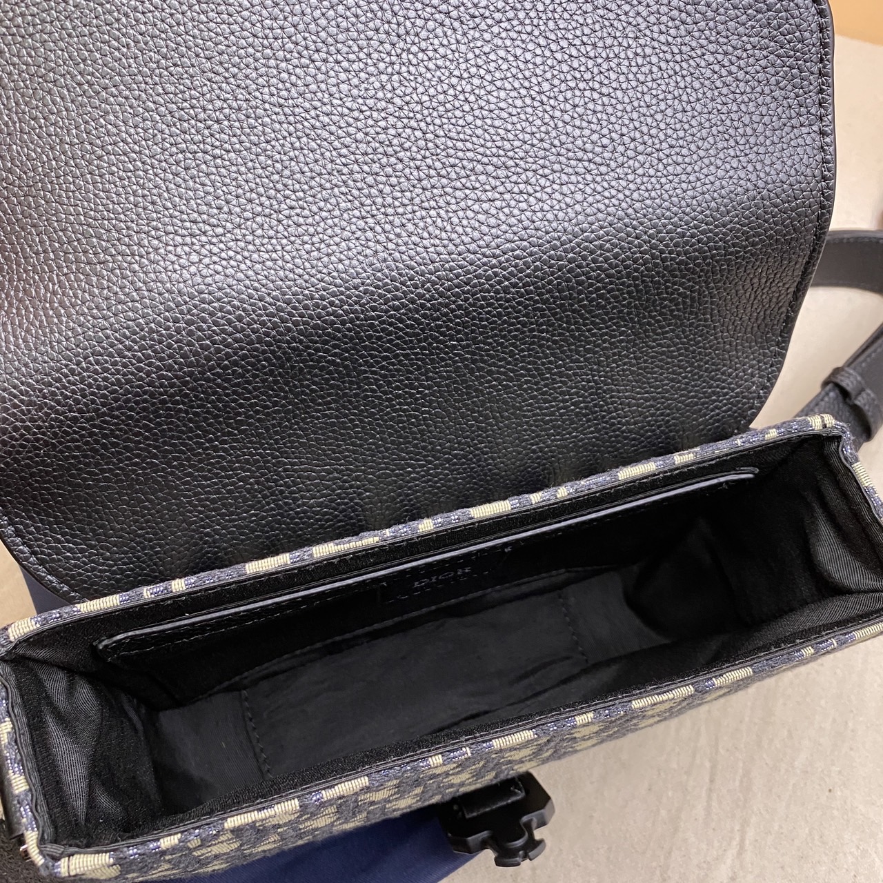 DIOR Small Saddle Messenger Bag with Flap กระเป๋าทรงแมสเซ็นเจอร์รุ่นฮิต เกรดออริ สลับแท้ 1:1