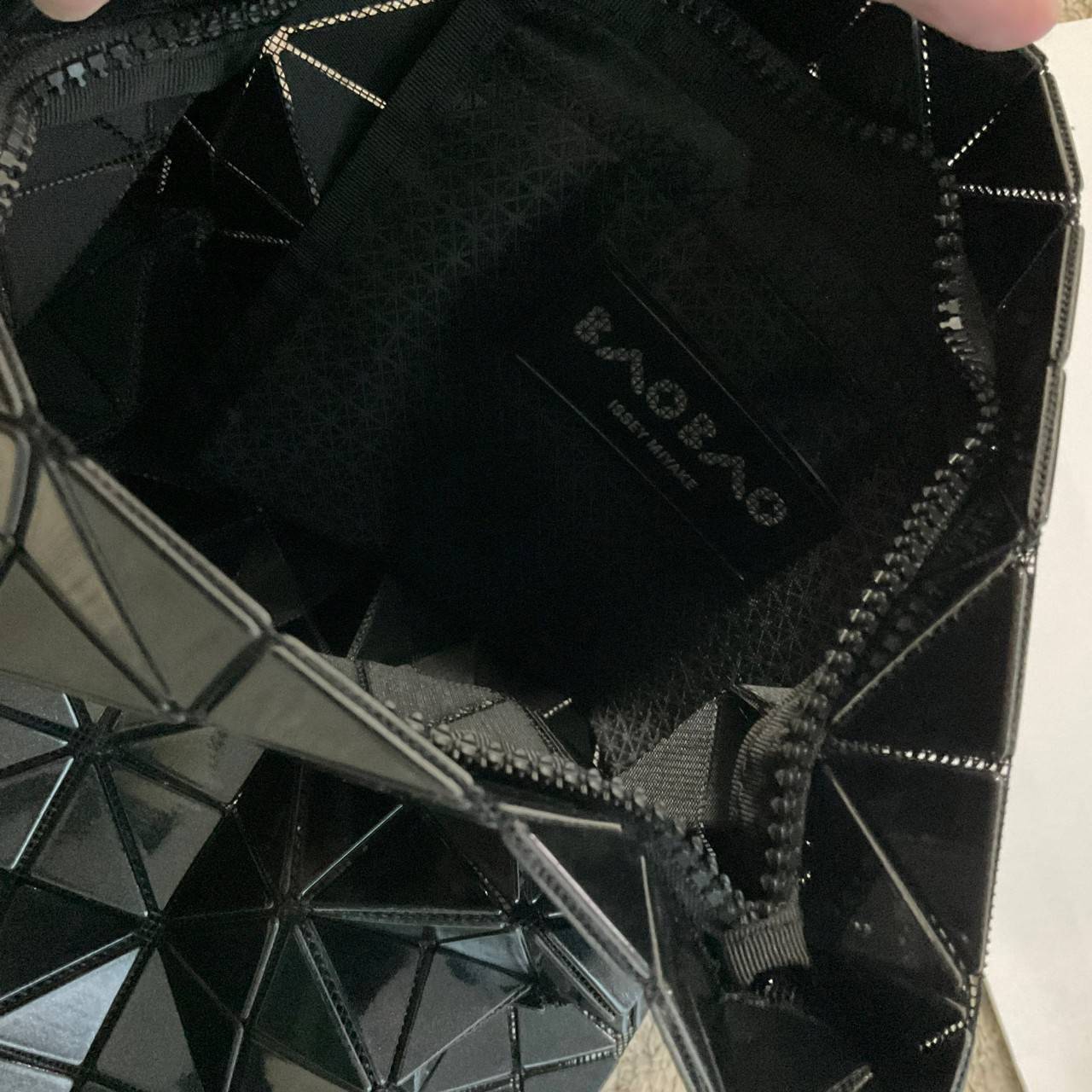 รุ่นใหม่ล่าสุด! พร้อมส่งที่ไทย! BAO BAO ISSEY MIYAKE BAGUETTE HANDBAG (LARGE) กระเป๋าสะพายไหล่จากทรงสวย วัสดุ 100% POLYVINYL CHLORIDE ด้านในใส่ของได้กำลังดีเลย ใส่ไอแพดมินิ กระเป๋าสตางค์ยาวได้ สมุดโน้ตได้สบายเลย วัยทำงานหรือวัยนักศึกษา อย่างน้อยต้องมีแบรน