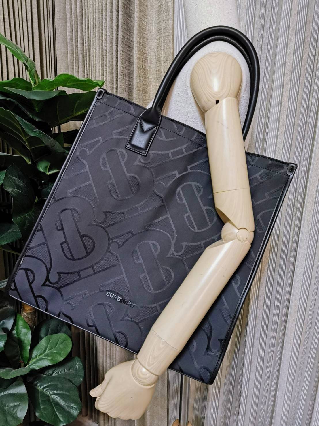 VIP 】ห้ามพลาด! พร้อมส่ง Rare Items! NEW ARRIVAL! BURBERRY FRAGRANCES MONOGRAM TOTE BAG VIP GIFT WITH PURCHASE (GWP) Limited Edition จาก BURBERRY PURFUME COUNTER วัสดุหนังแท้และ POLYAMIDE ขึ้นลาย TB Monogram ประดับโลโก้ด้านหน้า ใบใหญ่จุใจ ใส่หนังสือ เอกสาร