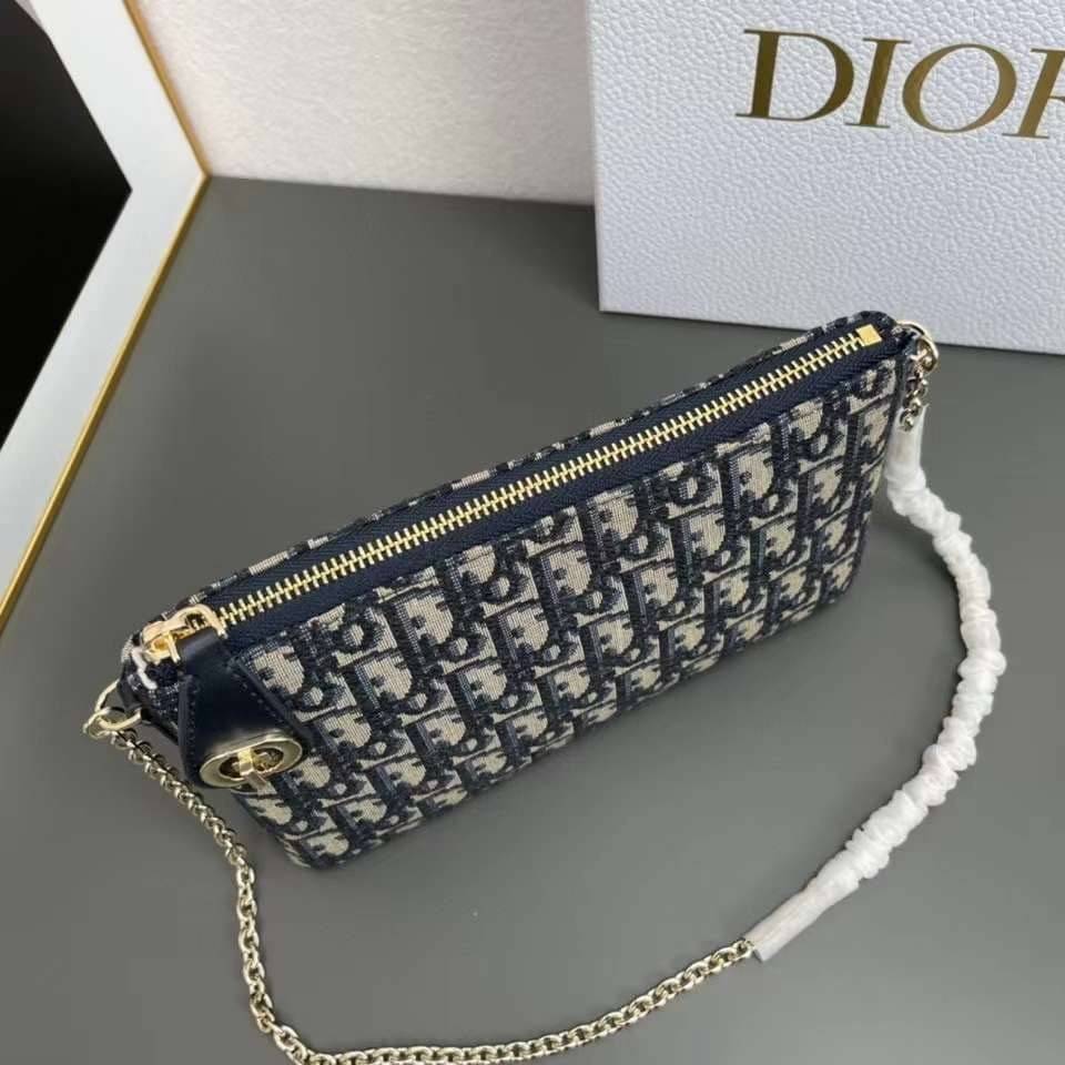 DIOR 30 Montaigne Dior Midi Mini Bag Blue Dior Oblique Jacquard กระเป๋าถือ/สะพายคอลใหม่ล่าสุด ดีไซน์หรูหรา รูปทรงใช้งานง่าย ได้ทั้งงานกลางวันและกลางคืน สวยหรู ดูดี มีระดับ