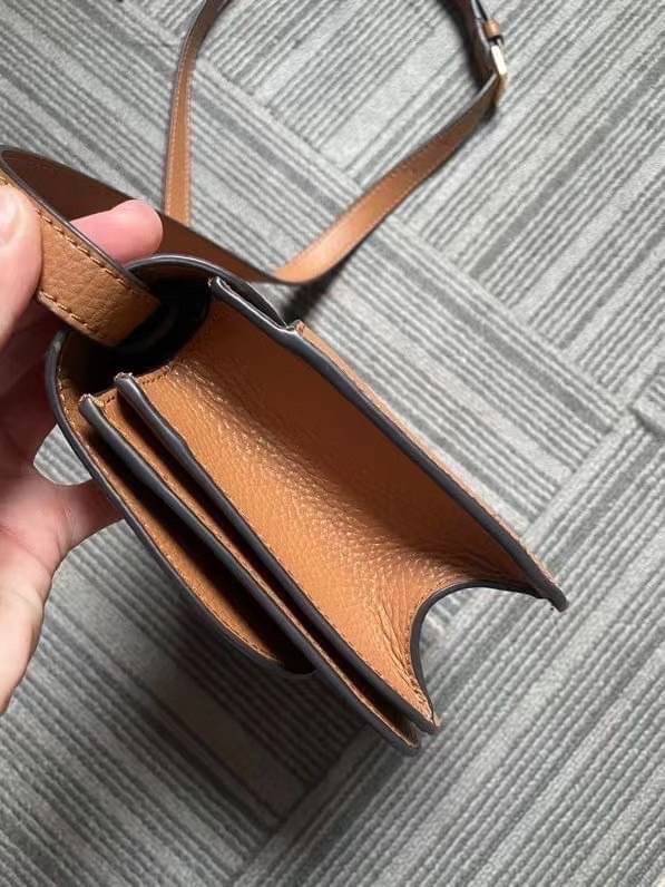 TORY BURCH BRLTTEN SMALL SADDLE BAG / Tory Burch Britten Flap Shoulder Bag กระเป๋าสะพายข้าง วัสดุหนังแกะแท้ ด้านหน้าประดับโลโก้แบรนด์ เปิด-ปิดกระเป๋าแบบกระดุมแป็กแม่เหล็กแน่นหนา ภายในมีช่องหลัก ใส่กระเป๋าเงินใบกลาง มือถือได้ทุกรุ่น มีช่องแยกใส่ของจุกจิกอี