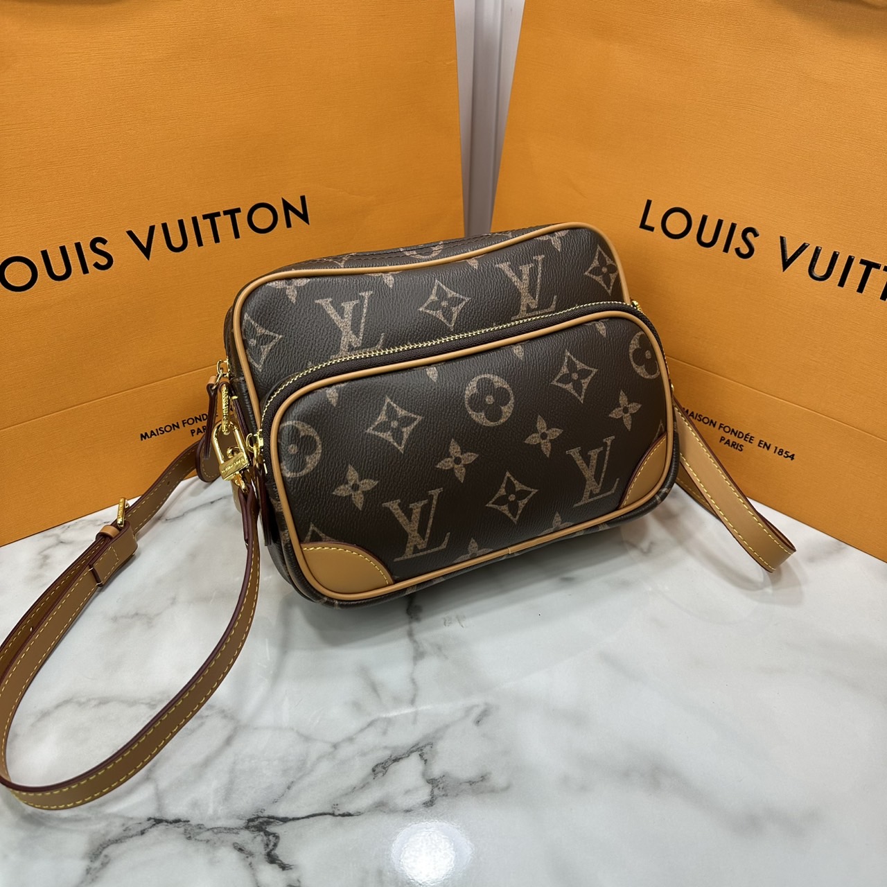 LV Nil bag Monogram Canvas กระเป๋าสะพายทรงแมสเซ็นเจอร์สไตล์วินเทจ ครอสบอดี้รุ่น Nil หรูหรา พิมพ์ลาย โมโนแกรมพาตินา VVT ช่วยขับเน้นลุควินเทจให้โดดเด่น