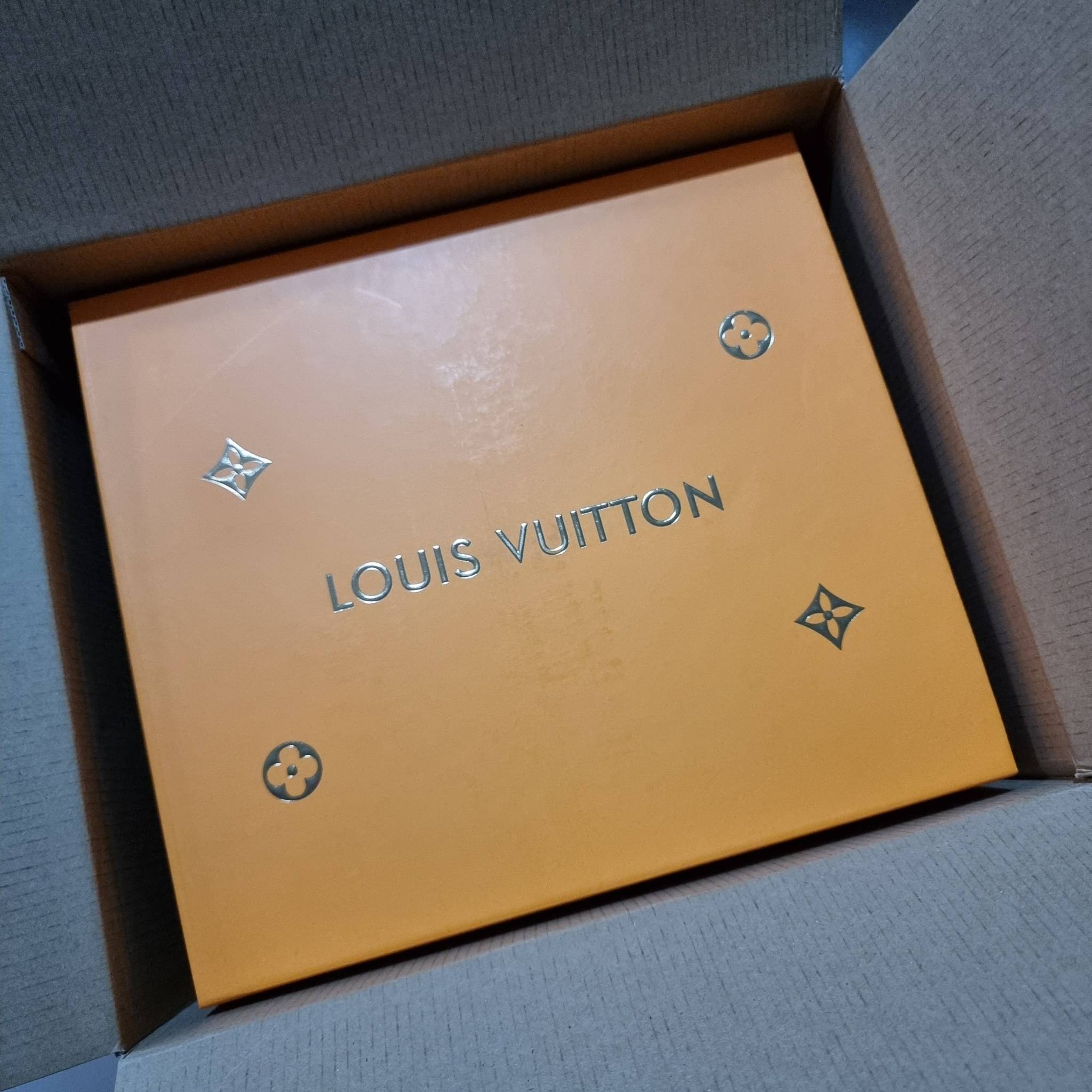 LV crossbody tote bag 10" 16" สเปเชี่ยล gift box set ในราคาที่แสนดี น่าคบหา!! สุดคุ้มและสวยที่สุดยันกล่อง!! ได้ไปยังไงต้องร้องว้าว!! กระเป๋าทรงโท้ทที่สาวๆตามหา ดีไซน์คลาสสิค ผู้ดี หรูหรา โทนสีใช้งานง่าย ได้ทุกลุค ทุกสไตล์ วัสดุหนังแคนวาสคุณภาพ ม