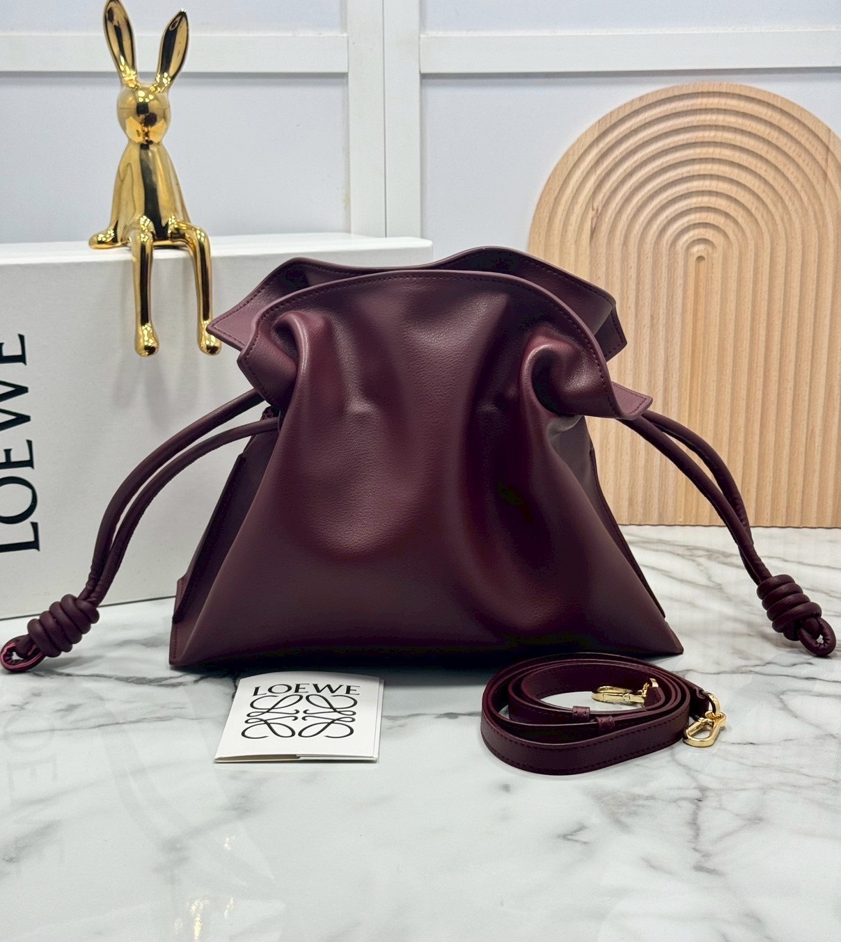 ORI หนังแท้ | Medium Loewe Flamenco clutch in nappa leather 30cm กระเป๋าสะพายทรงคลัชดีไซน์รูดเชือก เรียบหรูดูแพง เรียบง่ายใช้งานสะดวก หนังแนปป้าให้สัมผัสนุ่มสบายผิว มาพร้อมสายสะพายร้อยห่วงหรูหรา