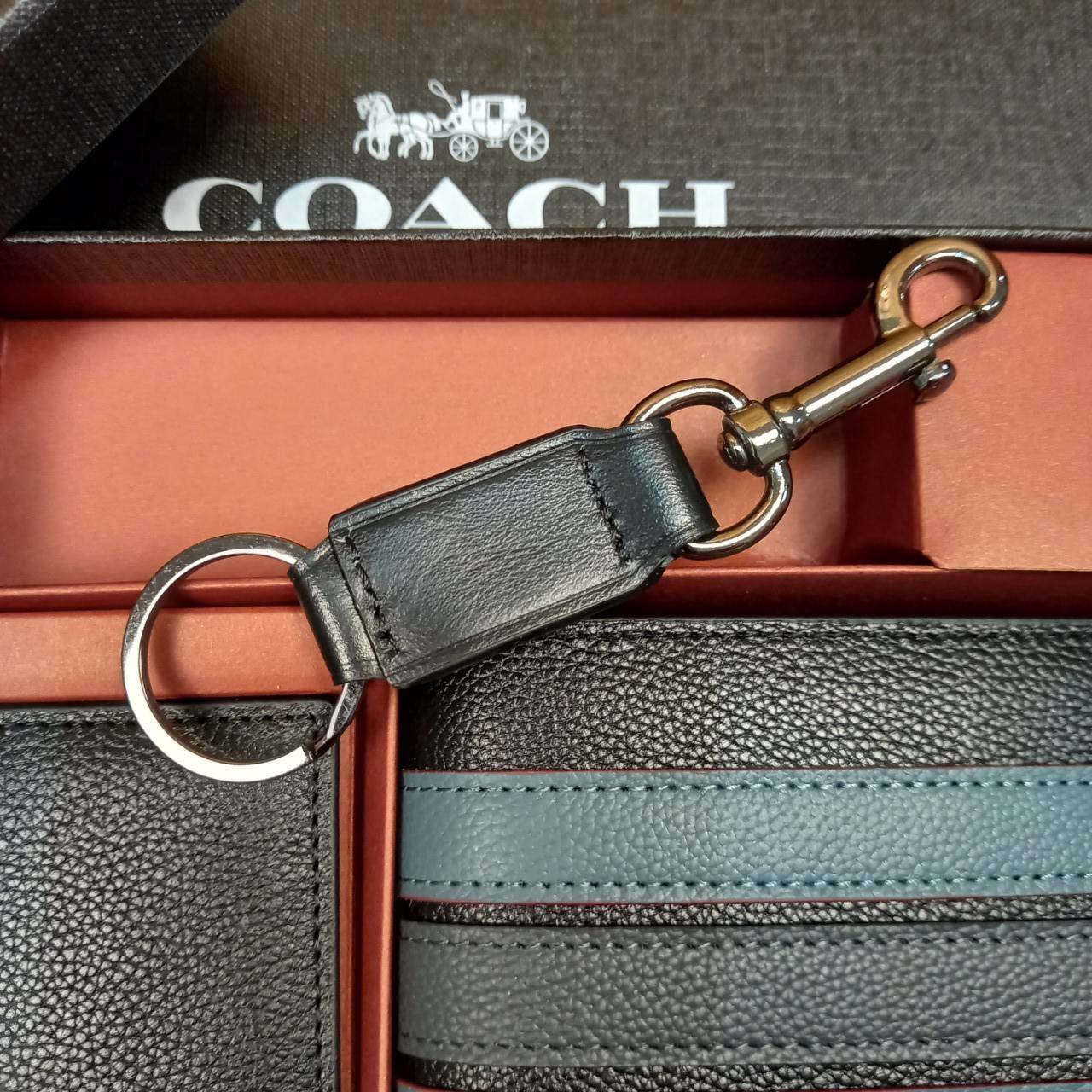 COACH COMPACT ID WALLET IN SPORT CALF LEATHER WITH KEY FOB LIMITED BOX(COACH F74991)🍁BOX SET กระเป๋าสตางค์ใบสั้น มาพร้อมใบลูกแบบแพ๊คคู่+และพวงกุญแจ//วัสดุหนังแท้ หนังนิ่ม เนื้อสัมผัสคือดีมากๆ ยิ่งจับ ยิ่งดูดี มาดเข้มบาดลึกลงตัวมาก ดูมีเสน่ห์น่าค้น