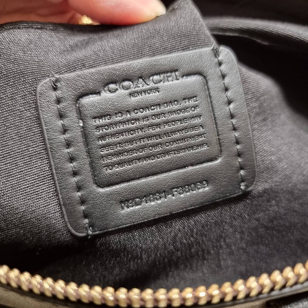 COACH F38089 MINI EMMA SATCHEL IN SIGNATURE CANVAS รุ่นหายาก รุ่นที่สาวๆตามหา จัดมาให้สมกับที่รอคอยกันไปเลยจ้า!! เป็นรุ่นที่ดีไซน์ออกมาให้ใช้งานง่าย สะดวก สวย หรู ดูดี!! กระเป๋าสะพายทรงสวย วัสดุหนังแคนวาสเคลือบลาย มาพร้อมสายสะพายข้างและหูจับในตัว ถอดออกถื