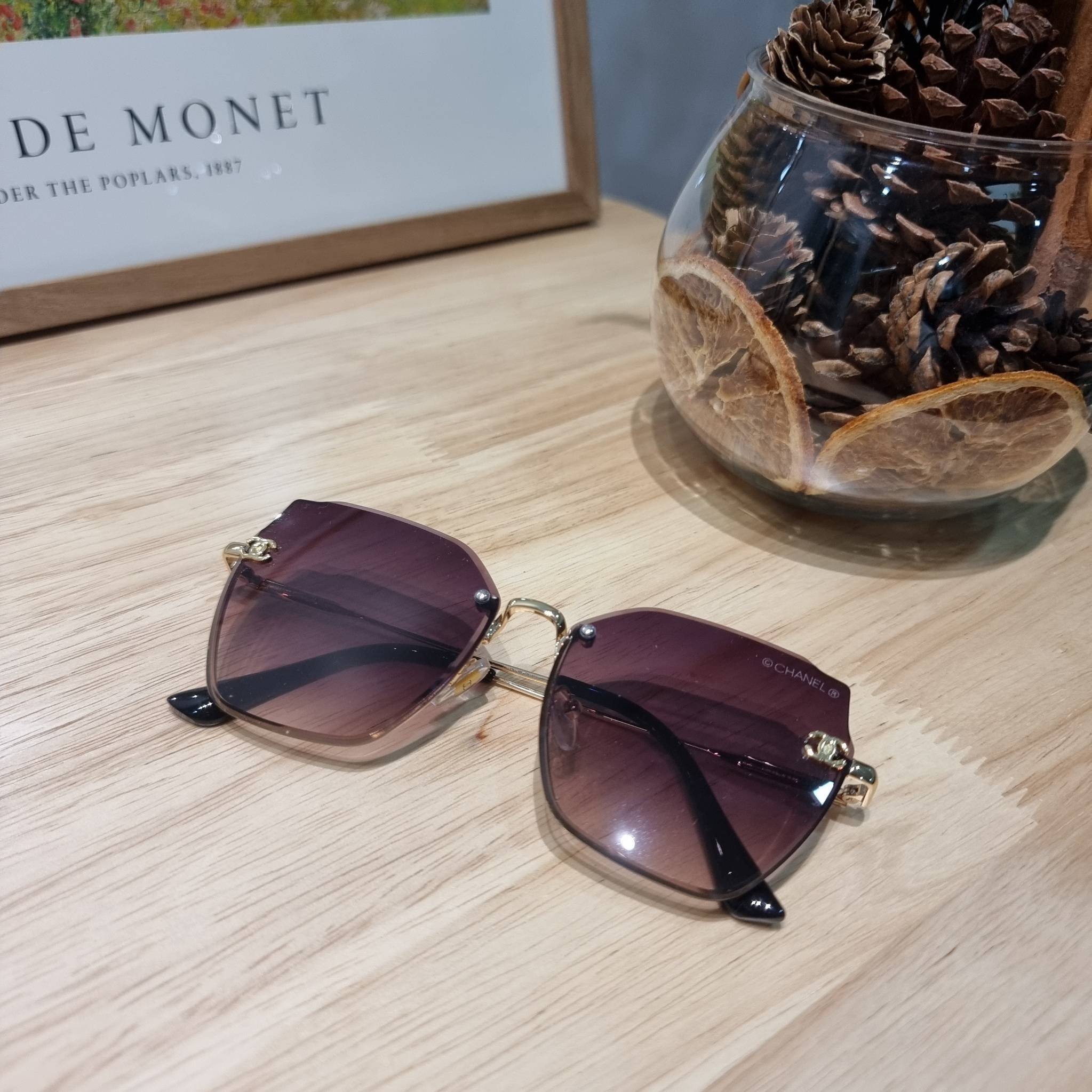 Chanel Sunglasses UV protection gift Box set สุดคุ้ม มาพร้อมอุปกรณ์ครบเซ็ท ดีไซน์ชิคมากแม่!! รับรองไม่ซ้ำใคร ใส่เสริมโหงวเฮ้ง ดูผู้ดี มีพกติดตัวไว้ไม่ตกเทรนด์ ใช้ได้ทุกโอกาส