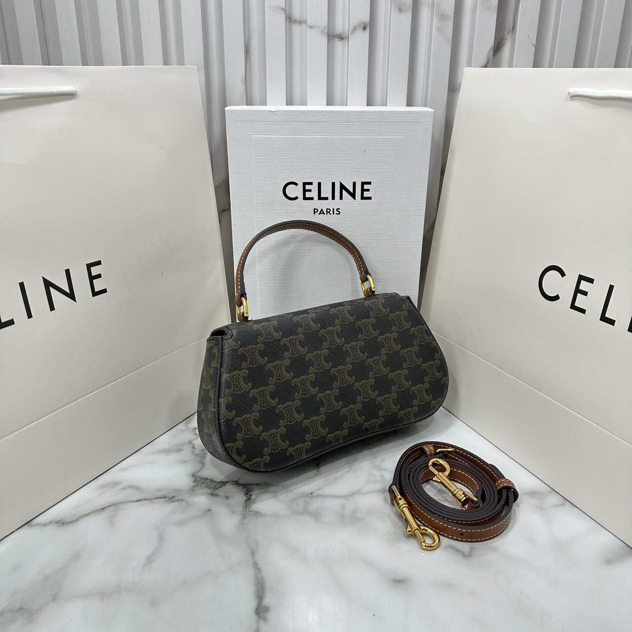 ORI หนังแท้ | CELINE TEEN CELINE LOLA IN shiny calfskin กระเป๋าสะพายทรงคลัช หนังเรียบผิวสัมผัสนุ่มลื่น คอลเลคชั่น Essentials เหนือกาลเวลาสำหรับผู้หญิงและผู้ชาย