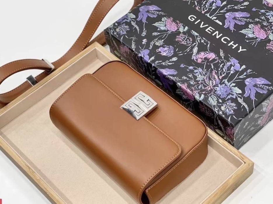 Givenchy Introducing 4G Medium Shoulder Bag วัสดุหนังแท้ อะไหล่สีเงิน ดีไซน์สวยงามทันสมัยรูปทรงสี่เหลี่ยมแบบคลาสสิก มาพร้อมสายหนังตีแบรนด์ Givenchy อันเป็นเอกลักษณ์เฉพาะของแบรนด์