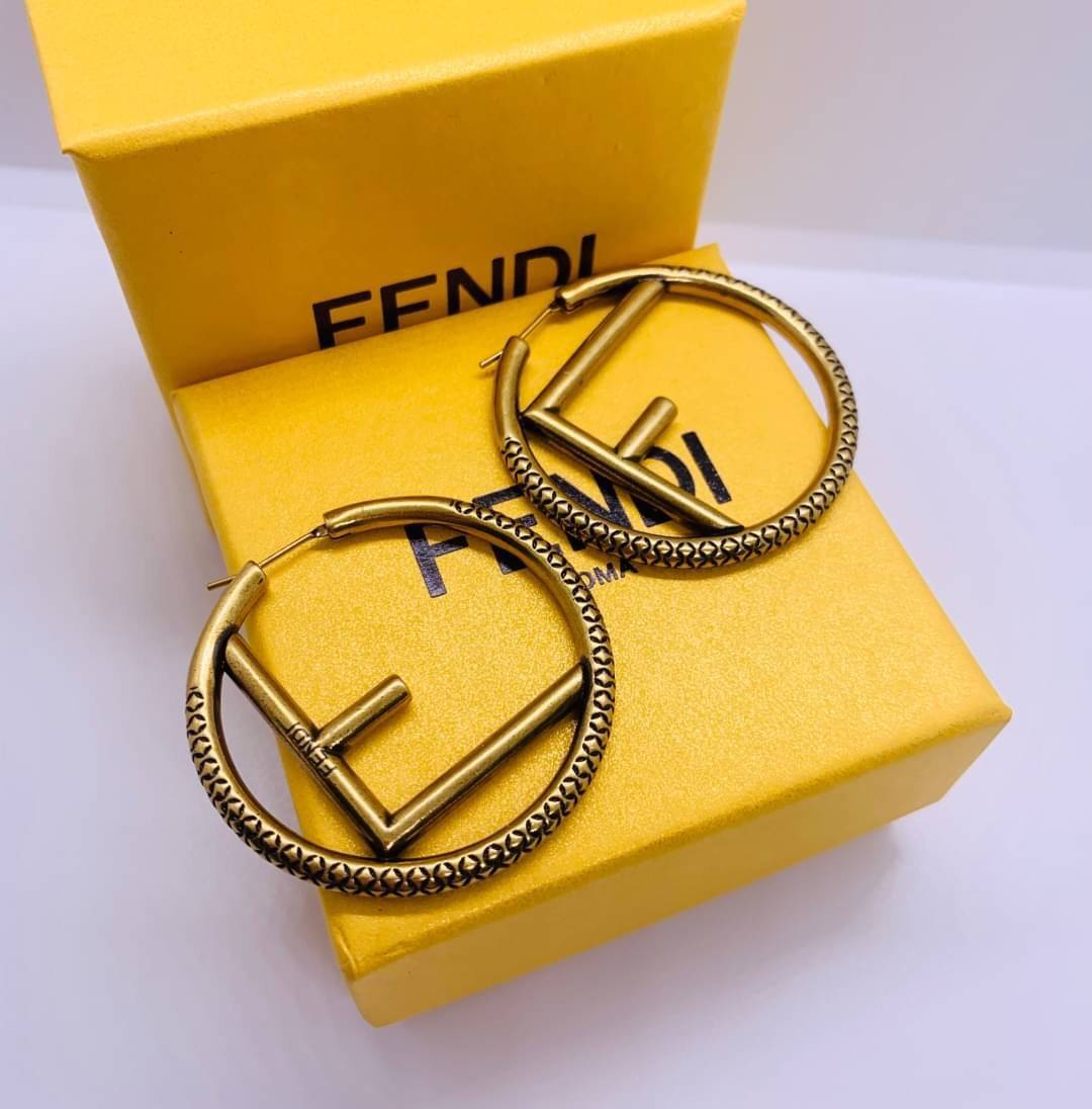 Fendi earring ต่างหูเฟนดิ เกรดออริจินอล งานเคลือบโลหะทอง ไม่ลอกไม่ดำ เงาสวยคล้ายของจริงมากที่สุด สวยหรูหรา ผู้ดี ไฮโซสุดๆ งานเล่นไฟสวยมากค่ะ คอนเฟิม !!!!! เกรดสั่งทำแบบละเอียดที่สุด เก็บรายละเอียดครบ ปั้มโลโก้ สวยมากค่ะ