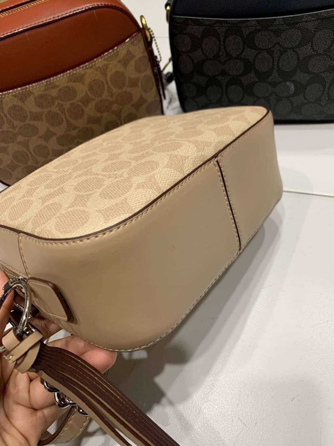 สินค้าขายดี พร้อมสีใหม่ 3สี ในไทยยังไม่มีค่ะ !! COACH SIGNATURE CROSSBODY BOX BAG ((F31208)) กระเป๋าสะพายวัสดุหนังแท้ จาก coach factory outlet หนังนิ่ม ทรงสวย ตัวกระเป๋าลายแบรนด์ ตัดขอบหนังเรียบได้สวยงามค่ะ ด้านหน้า-หลัง มีช่องสำหรับใส่ของ เปิดปิดกระเป๋าแ