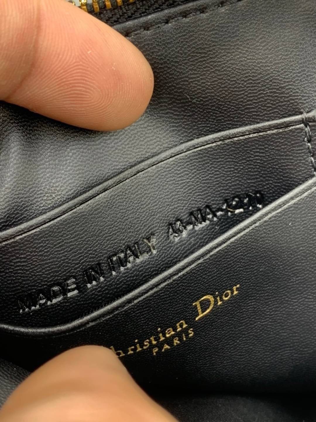 VIP 】CHRISTIAN DIOR PHONE BAG 2 in 1 DOUBLE BAG กระเป๋าเซ็ท 2 ใบ มีสายสะพายข้าง ถอดออกใช้งานได้ ถือว่าคุ้มมากๆเลยค่ะ สามารถใช้งานแยกกันได้ ใส่สายสะพายหรือ ถือได้ วัสดุหนังแท้ สวยงามนุ่มฟู น่ารักมากๆ เลยน้าาา