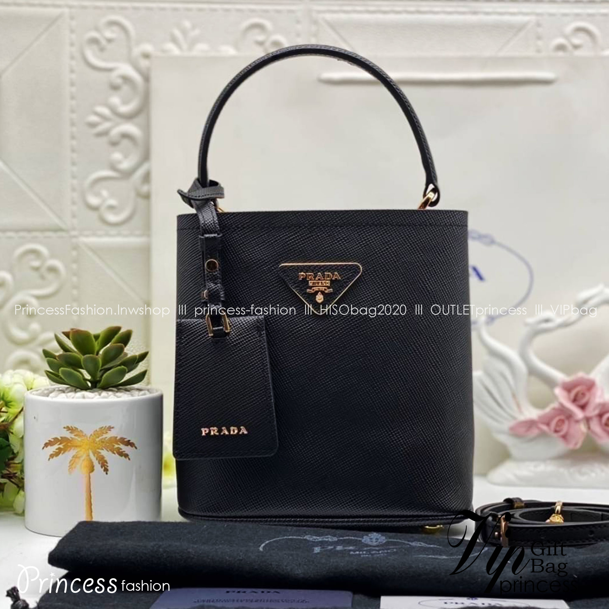 Prada Panier Saffiano Leather Bag / PRADA Saffiano Bucket Bag กระเป๋าสะพายทรง bucket ไซส์น่ารักน่าใช้ ภายในโล่งกว้าง ใส่ของสำคัญได้เลย รีบจับจองกันน้า ราคาสุดคุ้มแบบนี้ ตำเลย!