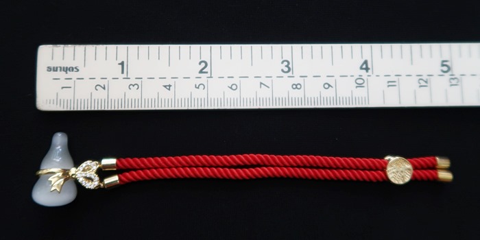 สร้อยข้อมือน้ำเต้าสีขาวด้ายแดง ดูดทรัพย์ เสริมดวงค้าขายค่ะ