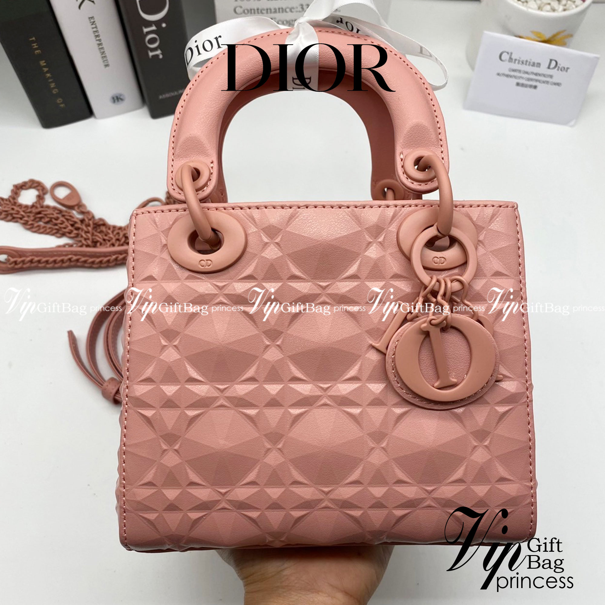 หนังแท้ DIOR LADY BAG 17cm ไซส์เล็กขนาดกำลังน่ารักเลยค่ะ งานออริหนังแท้ทั้งใบปั้มลายรุ่นใหม่ล่าสุด ความสง่างามอีกหนึ่งรุ่นของ Dior รูปทรงสีเหลียม ขนาดกระทัดรัด ตั้งอยู่ทรง ฐานกระเป๋าแข็งแรง มีหมุดรองฐาน ดีไซน์ที่มีเอกลักษณ์เฉพาะตัว ด้านหน้าตกแต่งด้วยตัวอั