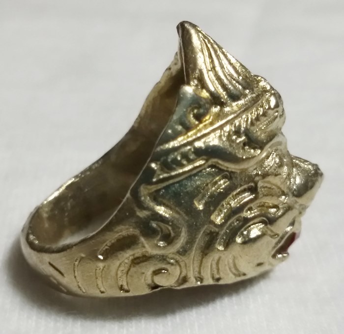 สินค้าหมดค่ะ แหวนหนุมานเนื้อทองขาวประดับพลอยสีแดงพร้อมใบคาถาค่ะ