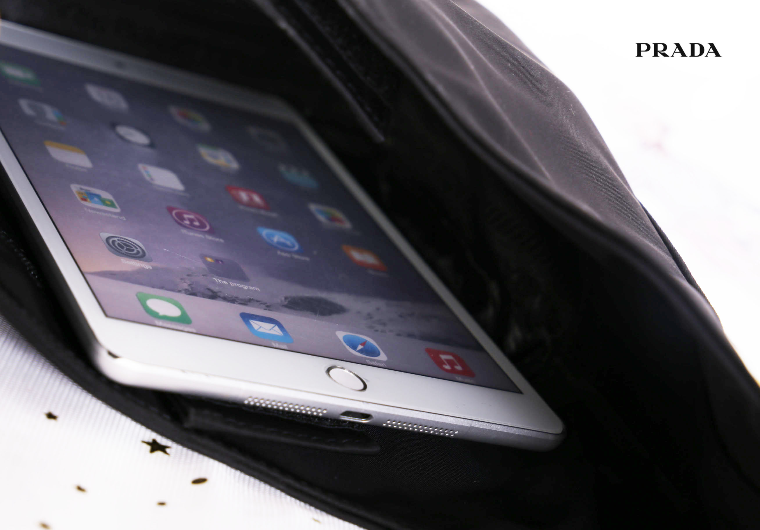 PRADA Nylon Shoulder Bag Black Auth 6304 กระเป๋าสะพายไหล่ทรงสวย ดีไซน์เก๋ วัสดุผ้า Nylon เนื้อหนาคุณภาพดี อะไหล่เงินสุดหรู เปิดปิดแบบฉีกลอก ด้านในโล่งกว้างจุของได้เยอะเลยค่ะ