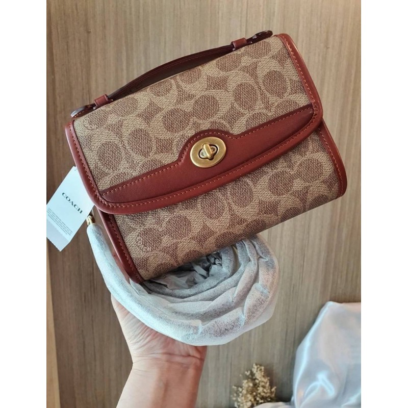 COACH C4204 KIP TURNLOCK CROSSBODY IN SIGNATURE CANVAS คอลเลคชั่นใหม่ สาวกงานดีไซน์สีสนิมต้องปลื้ม!! กับกระเป๋าสะพายข้าง ขนาดพกพาง่าย ใช้งานสะดวกมากๆ วัสดุหนังแคนวาสเคลือบลาย ตัดขอบด้วยหนังแท้ เปิด-ปิดด้วยตัวบิดล็อคแน่นหนา ภายในเป็นช่องโล่ง มีช่องใส่บัตร 