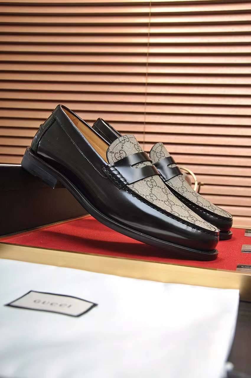 GUCCI Loafers for Men เกรดออริจินอล รองเท้าโลฟเฟอร์กุชชี่ ให้ลุคดูภูมิฐาน หรูหรา เข้ากับทุกชุด ทุกโอกาส วัสดุหนังแท้และแคนวาสอย่างดี ใส่สบาย ไม่กัดเท้า บล็อคมาตรฐาน 1:1 เป็นรองเท้าที่คุณผู้ชายควรมีติดตู้ภาพถ่ายจากงานขายจริง ใช้งานต่างประเทศได้