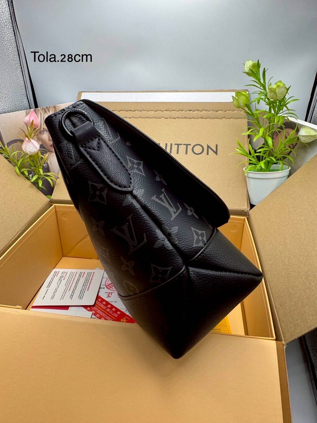 LV Saumur Messenger Bag Monogram Eclipse Canvas Bag กระเป๋าสะพายทรงแมสเซ็นเจอร์ ดีไซน์ทันสมัย คอลเลคชั่นสุดหล่อ ดีไซน์คลาสสิคแฝงดีเทลความหรู