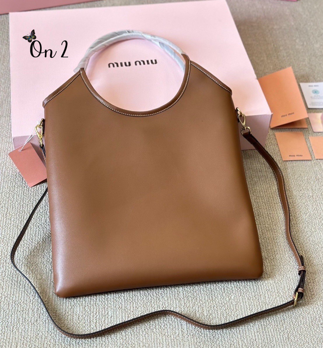 พร้อมส่ง 2 สี MIU MIU IVY leather bag / MIU MIU TOTE BAG กระเป๋าถือทรงโท้ทใบใหญ่ทรงสูงคอลใหม่ งานหนังเรียบเต็มใบ มีความยูนิค ใช้งานได้หลากหลายใช้ได้จริงสวยเรียบหรู จับแมตช์ง่าย สวยงาม