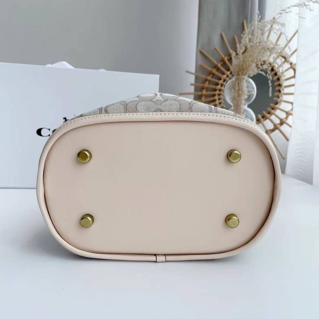 COACH FIELD BUCKET BAG IN SIGNATURE JACQUARD C3853 กระเป๋าสะพายทรงบัคเก็ต รุ่นใหม่ล่าสุด ดีไซน์ลายซิกเนเจอร์บนผ้า jacquard สวยคม เป็นเอกลักษณ์ไม่ซ้ำใคร มาพร้อมสายสะพายผ้าสปอร์ต และสายสั้นสำหรับคล้องแขนได้ สามารถรูดปิดปากกระเป๋าด้วยหนังรอบใบ เพิ่มดีเทลให้ต