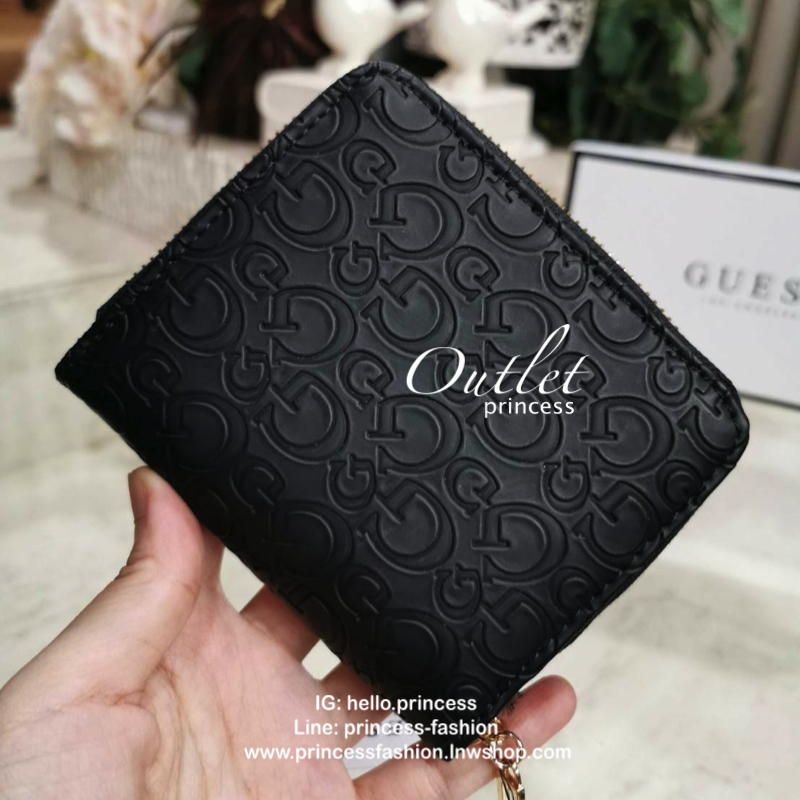 NEW ARRIVAL! GUESS FACTORY WOMEN'S SHORT WALLET กระเป๋าสตางค์สั้นรุ่นใหม่ล่าสุดไอเท็มแนะนำวัสดุหนังปั้มโลโก้รอบใบสวยอยู่ทรงด้านหน้าประดับโลโก้แบรนด์ ภายในมีทั้งช่องใส่ธนบัตร ช่องใส่เหรียญ ช่องใส่บัตรหลายช่อง ใส่เเบงก์พันได้ค่ะ ภาพถ่ายจากสินค้าจริงมาพ
