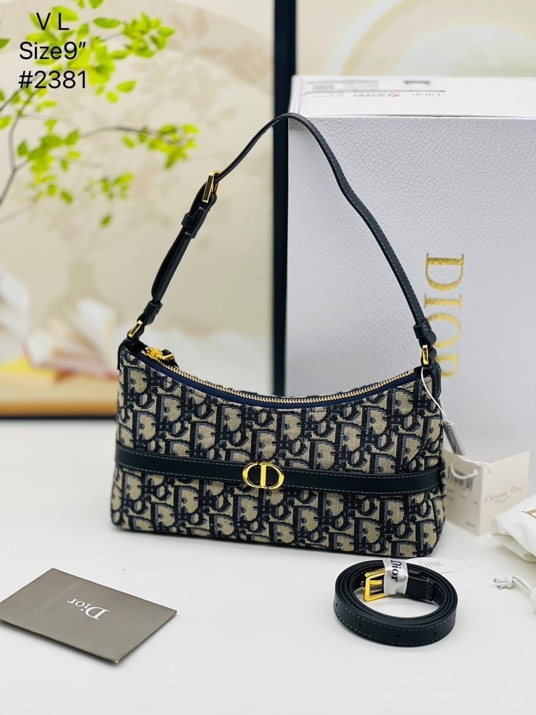 DIOR 30 MONTAIGNE CIGALE MINI BAG กระเป๋าสะพายไหล่ทรงโฮโบ รุ่นใหม่ล่าสุด ไซส์มินิที่ไม่ได้เล็กอย่างที่คิด เพราะใบนี้สามารถใส่ของสำคัญได้ครบ ดีไซน์สวยคลาสสิค เรียบแต่โก้ น้อยแต่หรูหรา