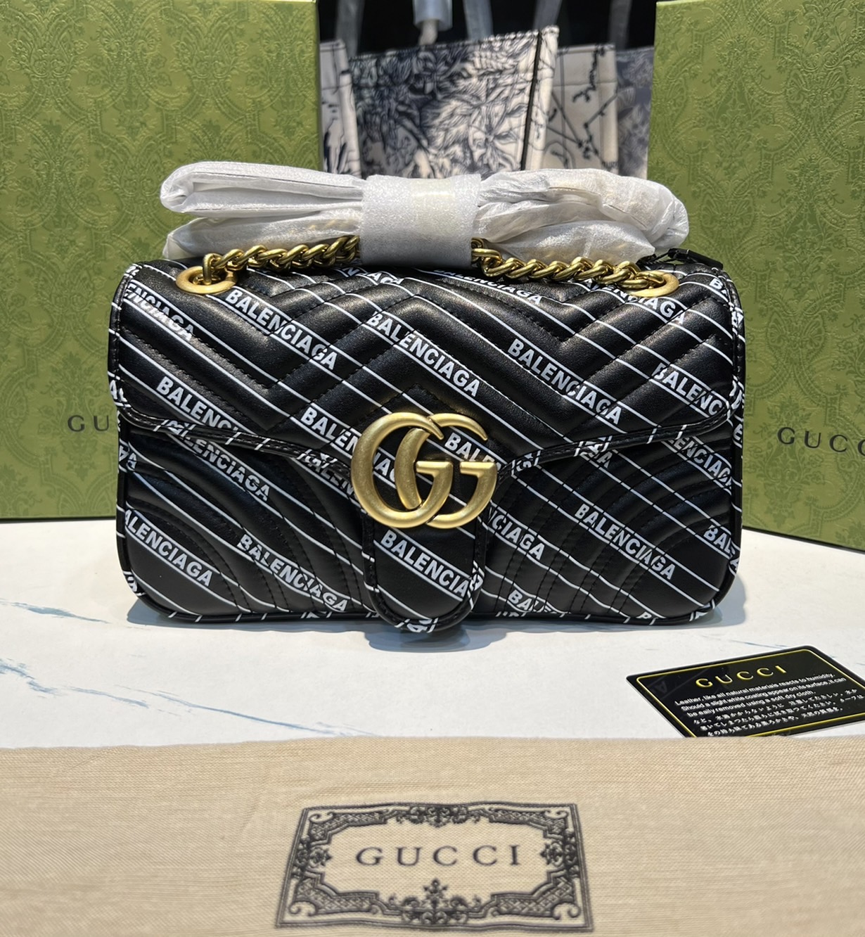 หนังแท้ GUCCI The Hacker Project small GG Marmont bag Balenciaga print leather คอลเลคชั่นผสมผสานเอกลักษณ์ความหรูของ 2 แบรนด์ดัง ที่ยอดขายดีตั้งแต่วันแรกที่ลง shop ด้วยรูปทรงที่กะทัดรัด ตอบโจทย์ได้ทุกลุค ทุกไลฟ์สไตล์ ใช้งานได้ง่ายคล่องตัว เรียกได้ว่าใครไม่