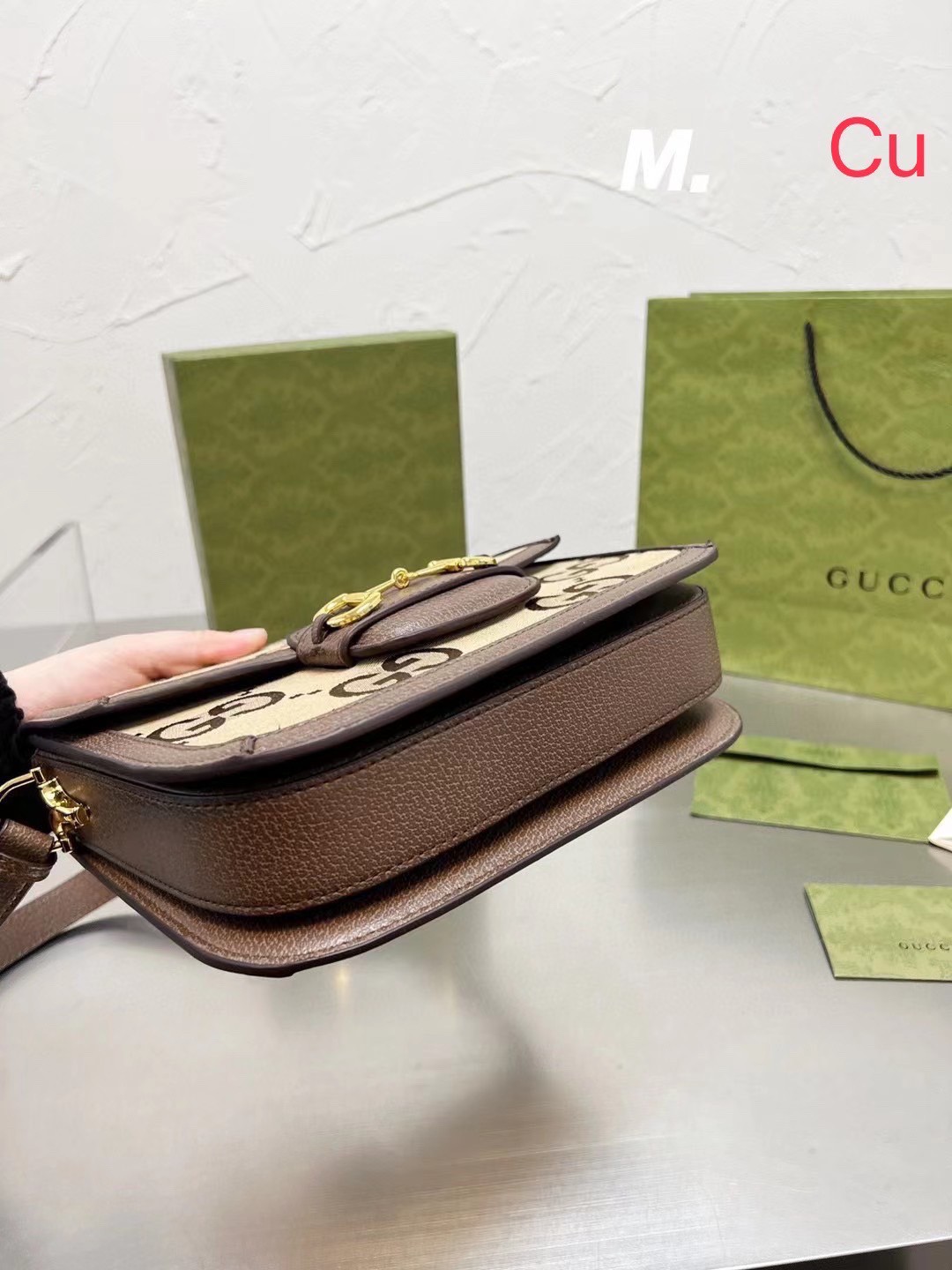 GUCCI HORSEBIT 1955 JUMBO GG BAG พร้อมส่ง กระเป๋าสะพายสุดหรู คลาสสิคสวยอยู่ทรง โดดเด่นด้วยโลโก้ GG jumbo มีช่องซิปเล็กใส่ของสำคัญได้ แมทซ์ง่ายกับทุกชุด สวยลงตัวเหมาะกับทุกชุด มีสไตล์ ต้องมีค่า
