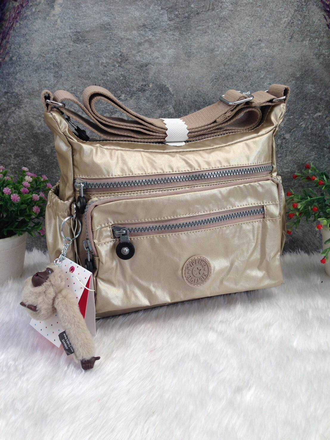 KIPLING Shoulder Bag (K25511) Outlet Hongkong กระเป๋าสะพาย วัสดุ nylon คุณภาพดี กันน้ำ ตามแบบฉบับแบรนด์ แบ่งเป็นช่องซิป 5 ช่อง สามารถใส่ไอแพด กระเป๋าสตางค์ใบยาว และมือถือได้ทุกรุ่นค่ะ จุคุ้มมากๆ น้ำหนักเบา สายสะพายปรับได้ จะสะพายไหล่ หรือ crossbody ได้สบา