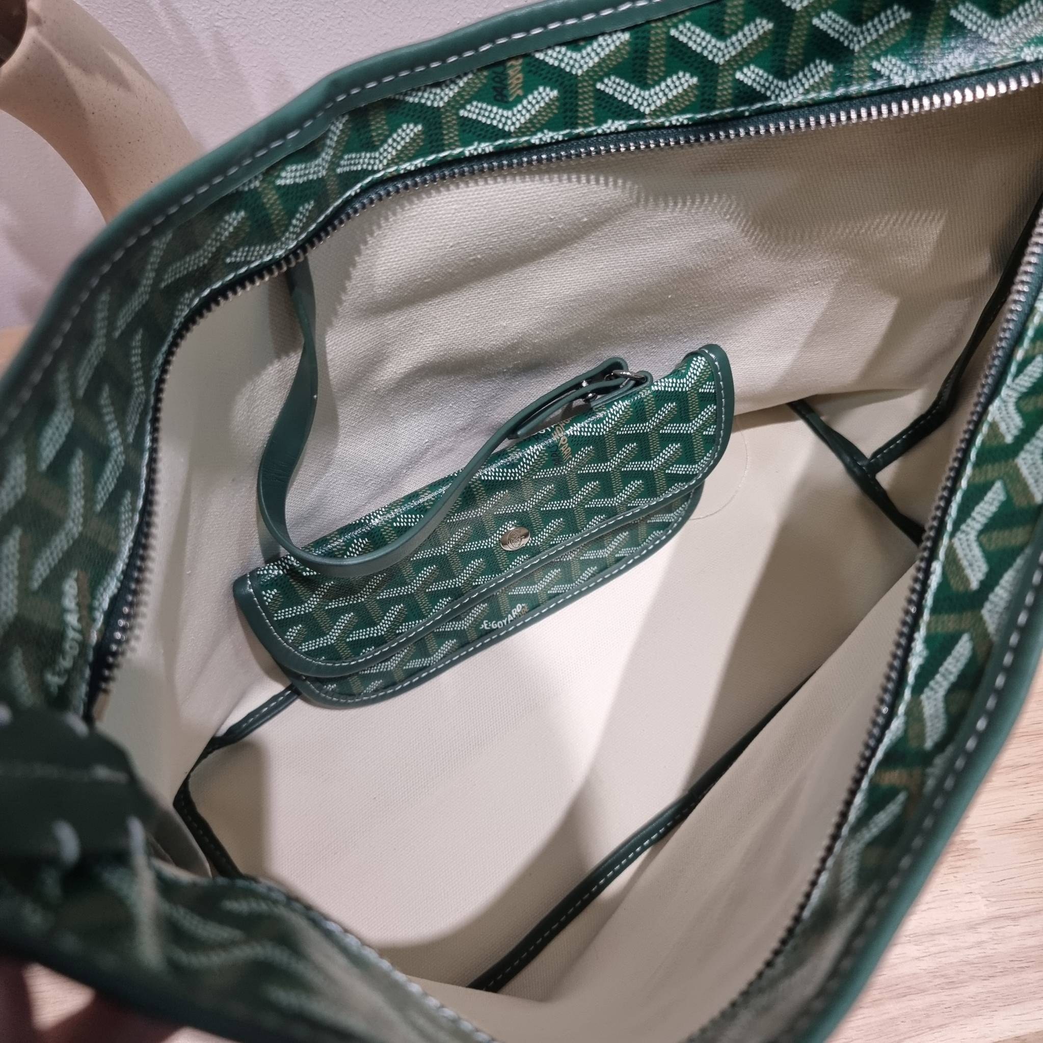 GOYARD BOHEME HOBO BAG / GOYARD HOBO กระเป๋าสะพายทรงโฮโบ ใบใหญ่จุใจ!! มาครบสีขายดี เลิศทุกสี รูปทรงคลาสสิค ดีไซน์เป็นเอกลักษณ์ วัสดุหนังแคนวาสพิมพ์ลายสวยคม ปากกระเป๋ามีซิปเปิด-ปิดกันของหล่นได้ ภายในโล่งกว้างมาก มาพร้อมสายคล้องในตัว ทนทาน สะพายสวยๆได้ทุกวั