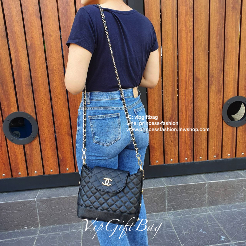 CHANEL VIP GIFT SHOULDER BAG รุ่น Limitedจากงาน VIP GIFT(GWP) ของแท้100% วัสดุหนังคาเวียร์เต็มใบ เปิดปิดด้วยซิปอะไหล่ทอง ด้านในใส่ของได้เยอะ มาพร้อมสายสะพาย2สายแบบ ทั้งสายโซ่สลับหนังและสายกนังคาเวียร์ ถนอมไหล่ ถอดออกได้ สวยหรูในราคาที่เอื้อมถึง ห้ามพลาดนะ