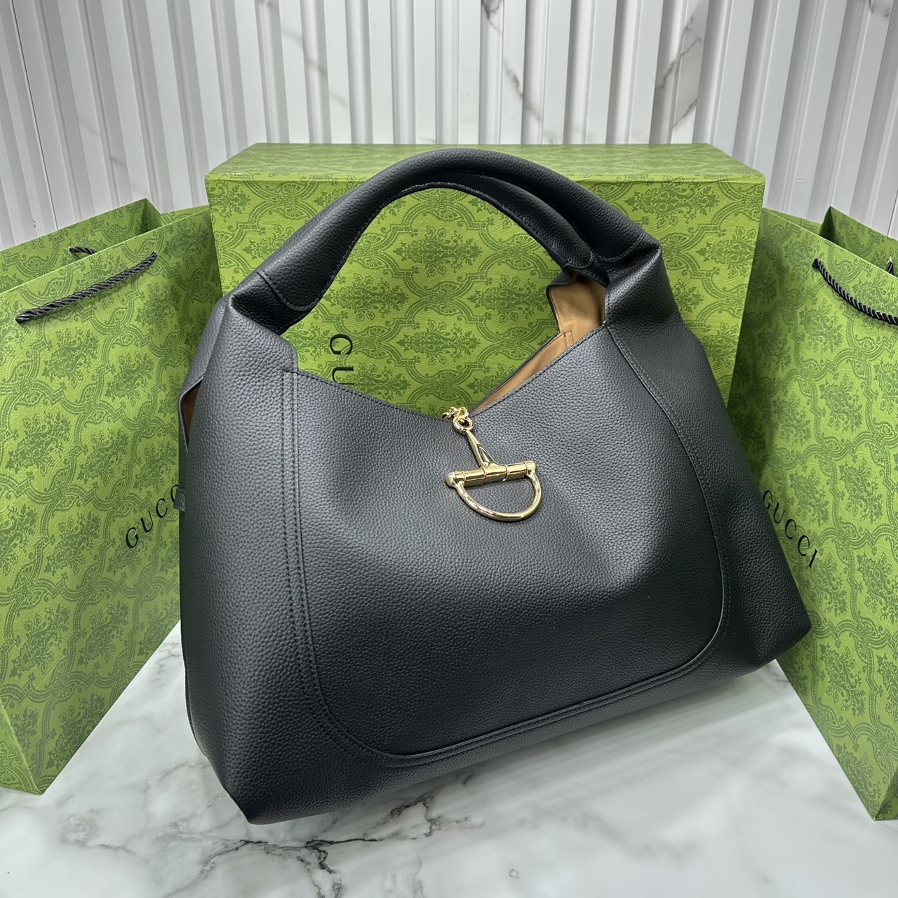 Gucci Softbit maxi shoulder bag โฉมใหม่ล่าสุด กับกระเป๋าสะพายรูปทรงใหม่เรียบหรูด้วยหนังลายเกรน ใบใหญ่จุใจพร้อมใบลูกเข้าเซ็ท ตกแต่งอะไหล่ Horsebit ครึ่งรูปขนาดใหญ่ด้านหน้าสวยหรูโดดเด่น สวยผู้ดี ดารา เซเลปใช้กันเพียบ