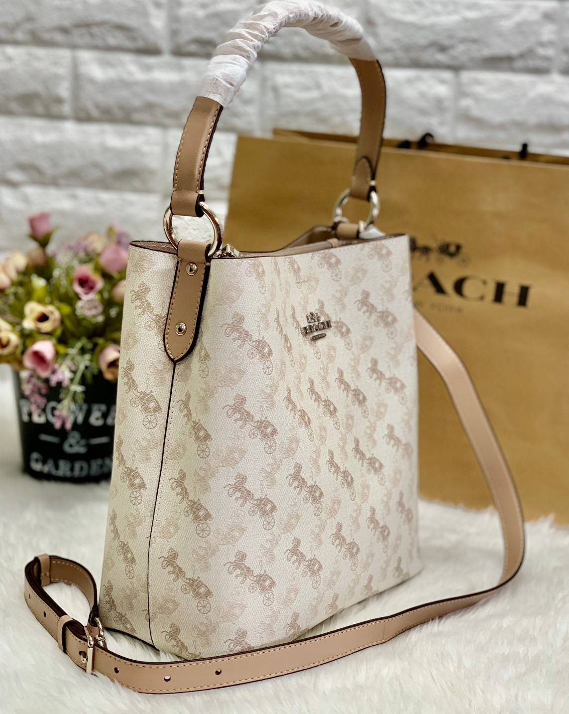 COACH TOWN BUCKET BAG WITH HORSE AND CARRIAGE PRINT ((2081-236)) 🔺กลับมาแล้ว ตามคำเรียกร้องค่ะ! กระเป๋าคล้องไหล่//สะพายข้างได้ วัสดุ pvc อย่างดี หนังนิ่มป่องพองตัวสวยงาม ลายรถม้าทั้งใบค่ะ ภายในกระเป๋าแบ่งเป็น2ช่องหลัก เปิดปิดแบบกระดุมแม่เหล็ก ภายใ