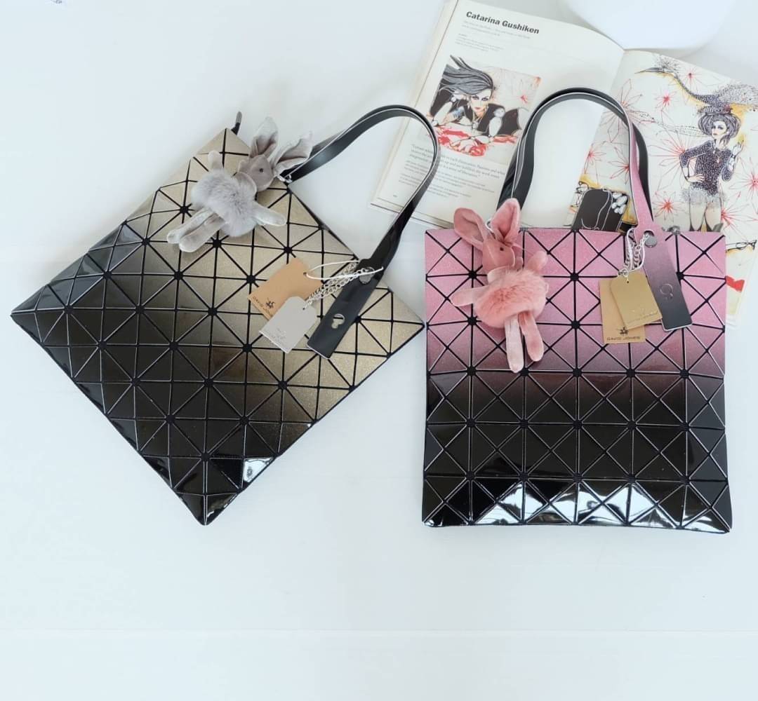 David Jones รุ่น Candy color ใบนี้ มาพร้อมกับน้องกระต่าย สีเข้า set กับกระเป๋าคะ