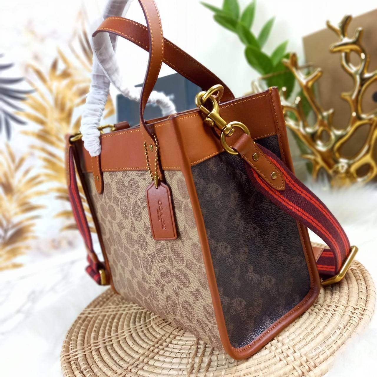 COACH FIELD TOTE 22 WITH HORSE AND CARRIAGE PRINT (C3866)ðāļāļĢāļ°āđāļāđāļēāļāļ·āļ āļāļĢāļ°āđāļāđāļēāļŠāļ°āļāļēāļĒ Unisex āļāļĢāļ TOTE āļŠāļļāļāļŪāļīāļ āļāļĩāđāļŪāļīāļāļāļąāļāļĄāļēāļāļāļąāđāļāļāļēāļĒāđāļĨāļ°āļŦāļāļīāļ// āļ§āļąāļŠāļāļļāļŦāļāļąāļāđāļāļāļ§āļēāļŠāļāļļāļāļ āļēāļ āļāļŠāļĄāļŦāļāļąāļāđāļāđāļāļĒāđāļēāļāļāļĩ āļāļĒāļđāđāļāļĢāļ āļŠāļļāļāļŠāļ§āļĒ āđāļāļāđāļāđāļāļāđāļ§āļĒāļĨāļēāļĒ C Signature āļāļĩāđāđāļāđāļāđāļāļāļĨāļąāļāļĐāļāđ// āļāđāļēāļāđāļāđāļĨāđāļāļāļ§